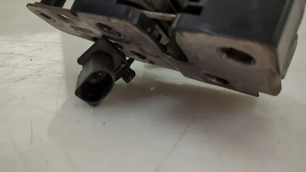 Volkswagen Golf VI 2011 Framsidan Motorhuv Lås image 6