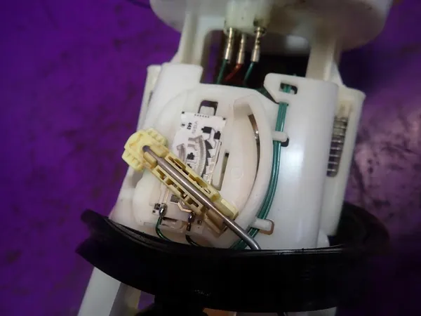 Polttoainepumppu BMW E46 01-06 2.2 170HV 1184165 4 Pin image 2