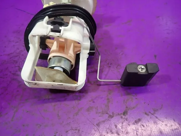 Polttoainepumppu BMW E46 01-06 2.2 170HV 1184165 4 Pin image 3