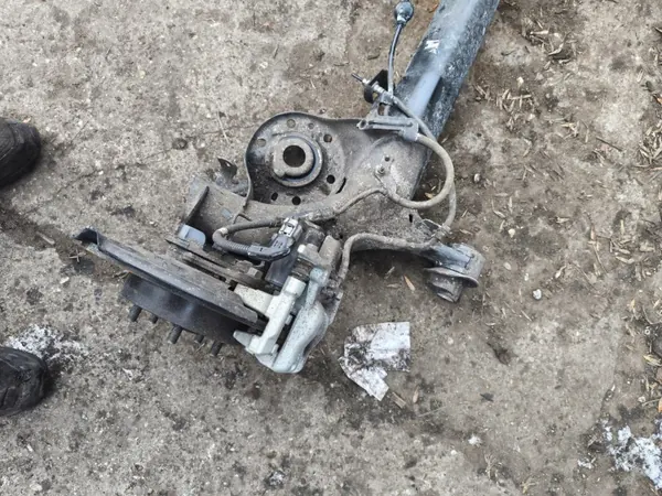 Toyota Yaris Cross achterasbalk OEM - Compleet image 4
