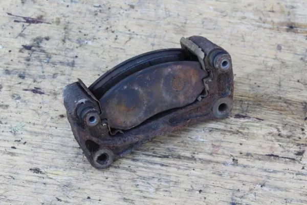 Bromsoklammerfäste höger fram OEM GD Subaru Impreza image 2