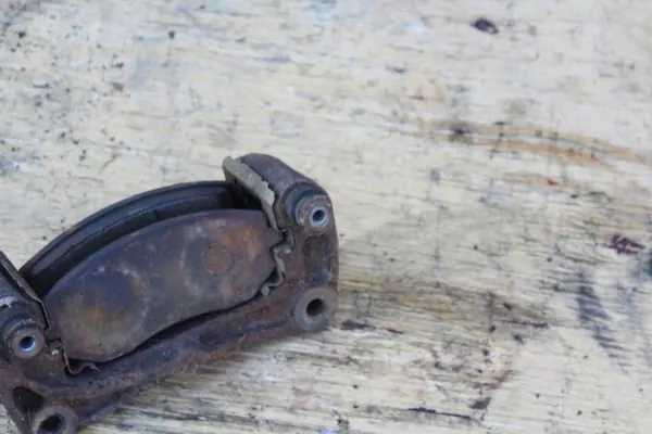 Bromsoklammerfäste höger fram OEM GD Subaru Impreza image 3