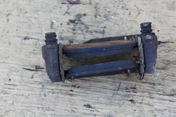 Bromsoklammerfäste höger fram OEM GD Subaru Impreza image 4