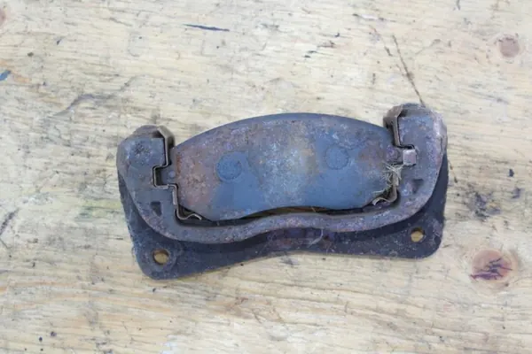 Bromsoklammerfäste höger fram OEM GD Subaru Impreza image 5