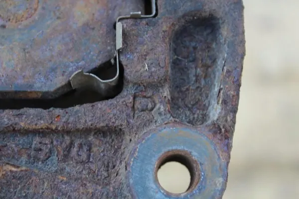 Bromsoklammerfäste höger fram OEM GD Subaru Impreza image 6