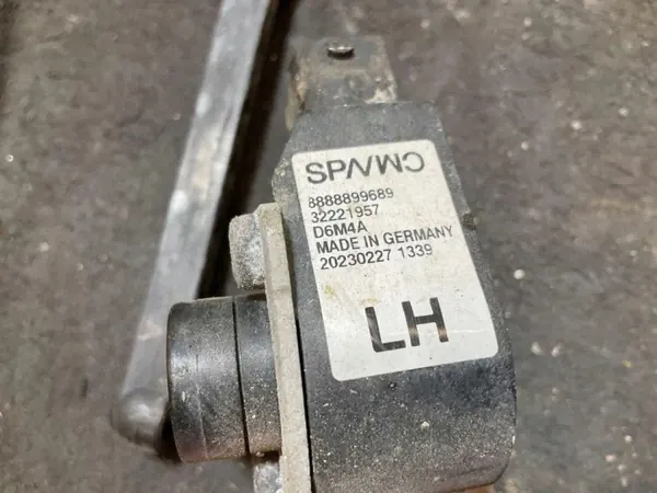 Sensor de nível dianteiro esquerdo OEM 202302271339 Volvo image 3