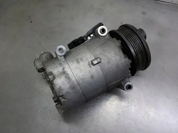 Bomba compresor A/C FORD OEM AV6N-19D629-BC Usado image 3