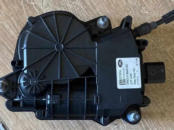 OEM CK52-218A42-BC Takaoikean Oven Lukko - Range Rover L405 image 5