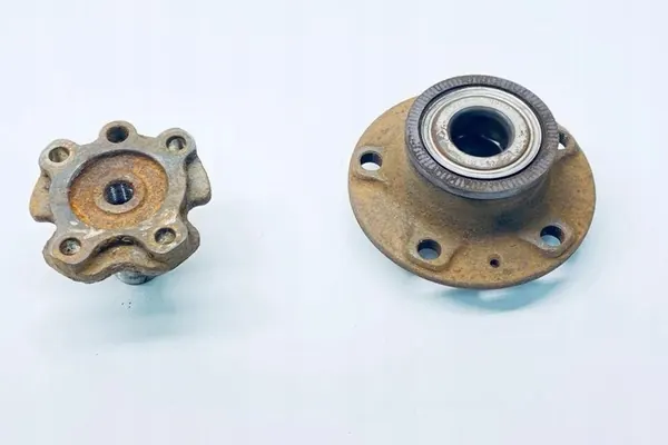 Mozzo posteriore sinistro VW 5Q0501117 1.6L diesel 2013 image 2