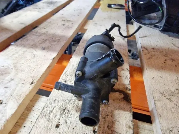 Bomba de agua Mercedes-Benz OEM 2038350164 - Usada image 3
