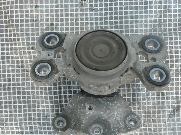 Volvo Moottorin Kiinnitys OE 31401308 image 3