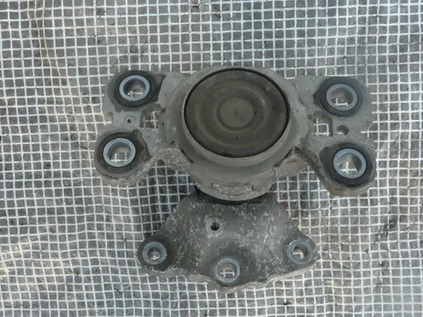 Volvo Moottorin Kiinnitys OE 31401308 image 5