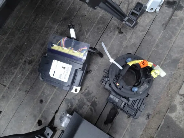 Mazda OE Airbag Console OEM DN4E60350B02 - Gebruikt image 5