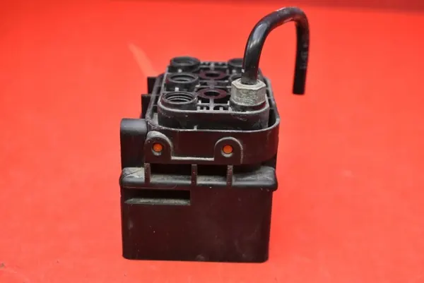 Tesla Luftfederung Kompressorventil OEM 15-1524-00272 image 4