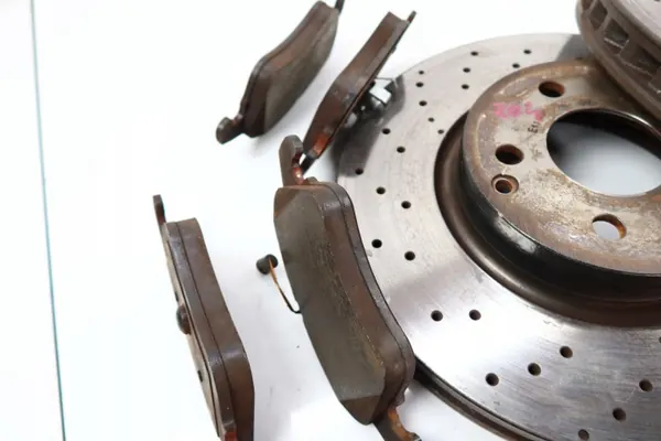 Discos e pastilhas dianteiros Mercedes W204 OEM w204-tarcz-kpl-322 image 4