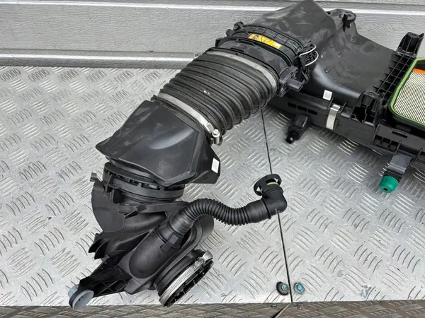 MERCEDES W206 C-luokka Ilmansuodattimen Kotelo 2.0 A6540905901 image 2