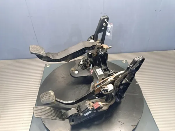 Opel Astra J 1.4T Pedale OEM Wrakowisko-27598- image 2