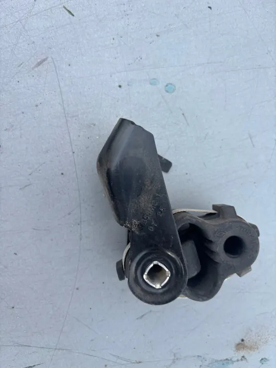 Pakoputken kiinnitys OEM 206513058R Renault 1.6L image 3