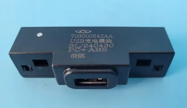 Puerto USB de carga Chery Omoda 5 OEM 703000542AA image 2