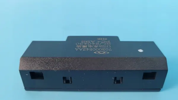 Puerto USB de carga Chery Omoda 5 OEM 703000542AA image 3