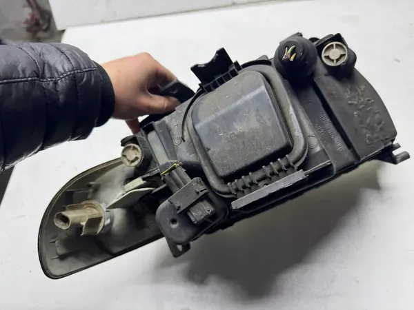 Farol esquerdo AUDI A4 B5 95-00 H4 image 4