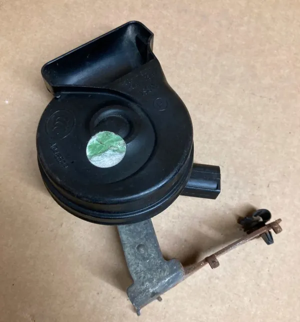 Bocina VW Passat CC OEM 7N0951223A - Estado usado image 2