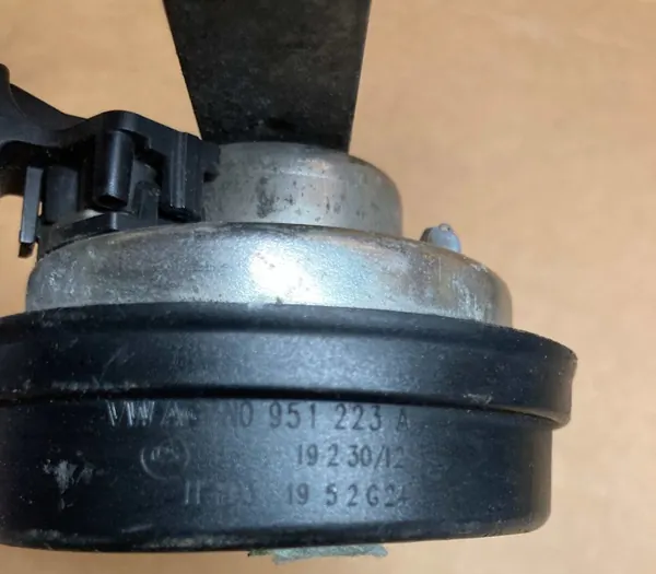 Bocina VW Passat CC OEM 7N0951223A - Estado usado image 3