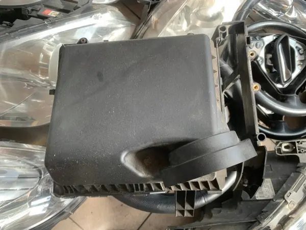 Filtro de aire Mercedes OEM A6070900301 - Carcasa completa image 2
