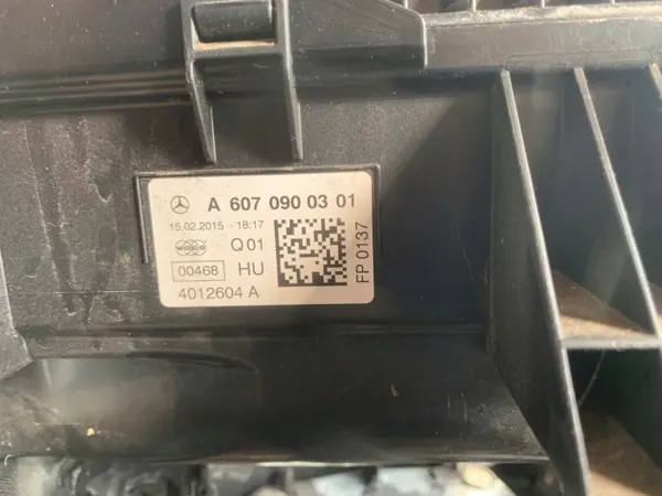 Filtro de aire Mercedes OEM A6070900301 - Carcasa completa image 3