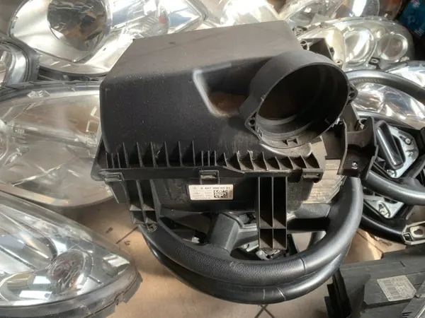 Filtro de aire Mercedes OEM A6070900301 - Carcasa completa image 4