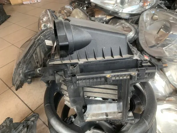 Filtro de aire Mercedes OEM A6070900301 - Carcasa completa image 5