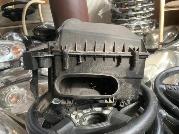 Filtro de aire Mercedes OEM A6070900301 - Carcasa completa image 6