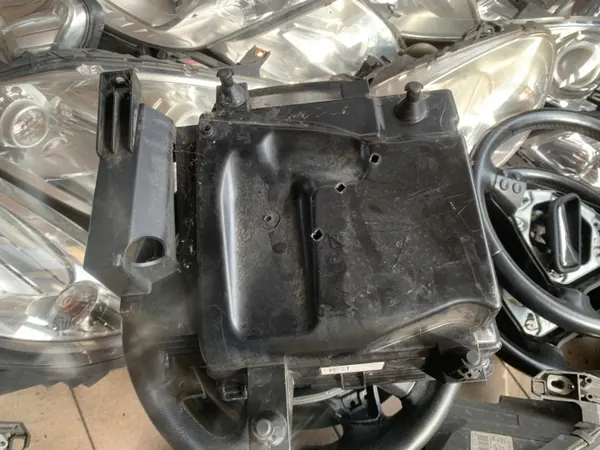 Filtro de aire Mercedes OEM A6070900301 - Carcasa completa image 8