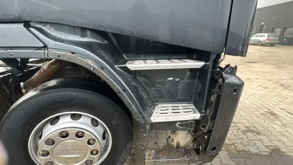Right Step Bracket OEM VOLVO FH13 - Used image 2