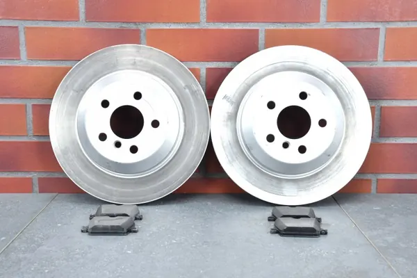 Satz Bremscheiben & Beläge Hinten OEM 8831440 BMW image 2
