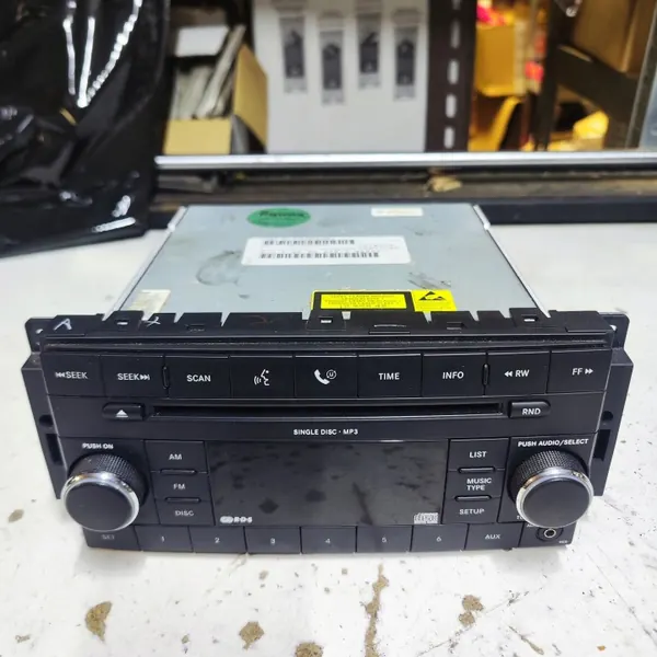 Rádio Dodge Avenger OEM P05064058AJ - Usado image 2