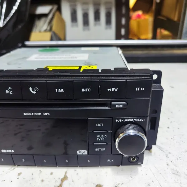 Rádio Dodge Avenger OEM P05064058AJ - Usado image 3