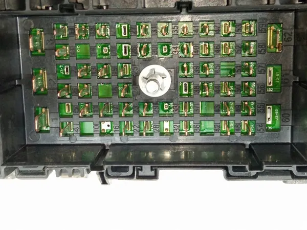 Sulakekaappi OEM 68235120AB Jeep Cherokee V 3.3L:lle image 6