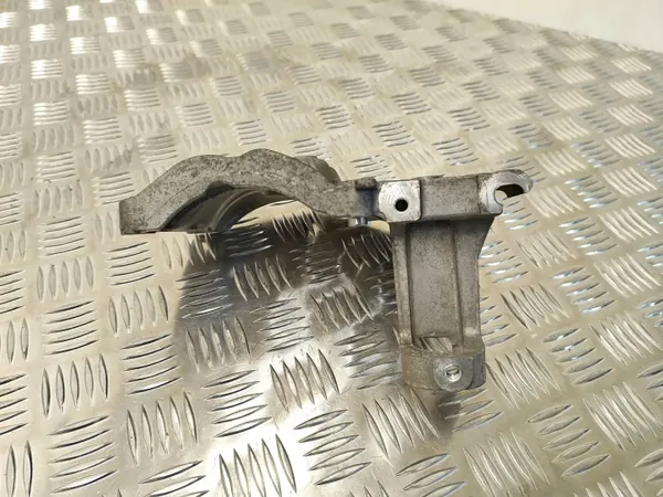 Support de compresseur climatisation Citroen DS7 Crossback OEM 9827896580 image 3
