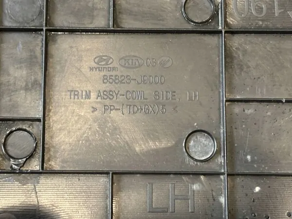 Linker pilaarbekleding OEM 85823J9000 voor Hyundai Kona I image 3