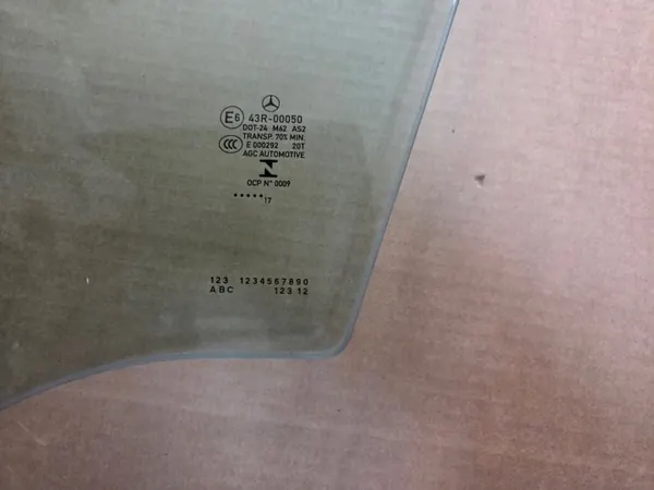 Vitre Portière Avant Gauche W205 2017ROK - Mercedes image 3
