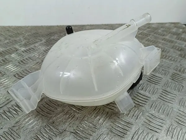 2023 Polestar 2 Réservoir de liquide de refroidissement image 3