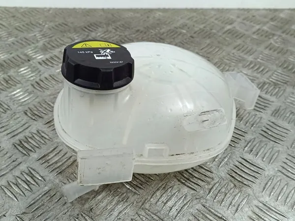 2023 Polestar 2 Réservoir de liquide de refroidissement image 4