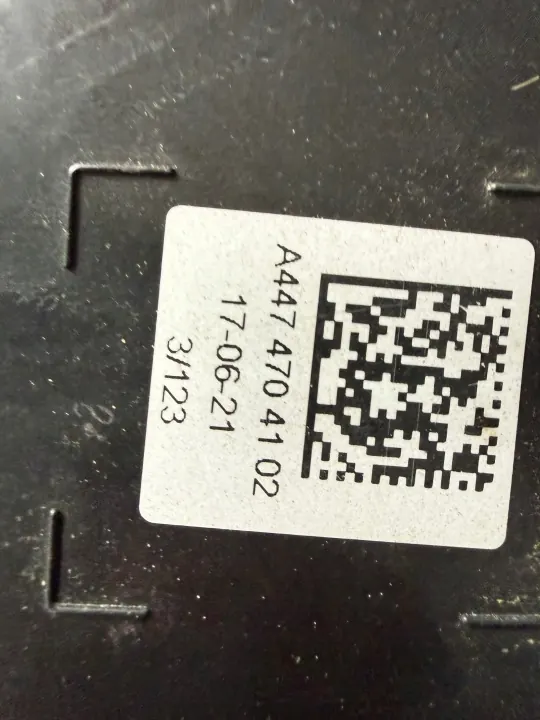 Tanque AdBlue Mercedes OEM A4474707700 - Usado image 3