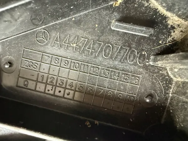 Tanque AdBlue Mercedes OEM A4474707700 - Usado image 4