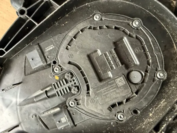 Tanque AdBlue Mercedes OEM A4474707700 - Usado image 5