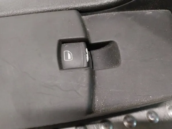 Reposabrazos puerta delantera derecha OEM 8P4959522 Audi A3 8P image 3