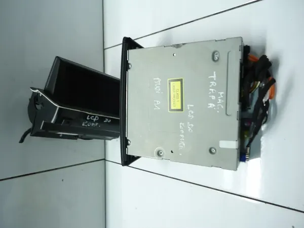 Radio CD AUDI A1 OEM 8X0035678D avec écran LCD image 4