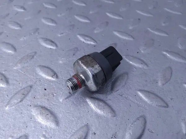 Sensor de presión de aceite Suzuki OEM 37820-73HP0 image 2