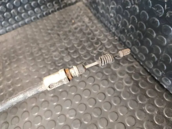 Câble de frein à main gauche Citroen C4 II 2015 OEM image 4